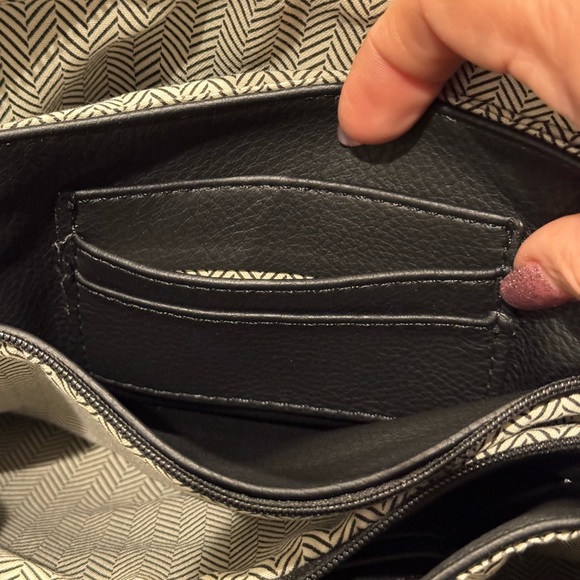 Jen & Co wristlet w/3 pockets. 2 D Rings, add own guitar strap for a crossbody. - Picture 4 of 9